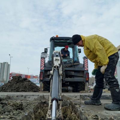 Копка, рытье траншеи, котлована.