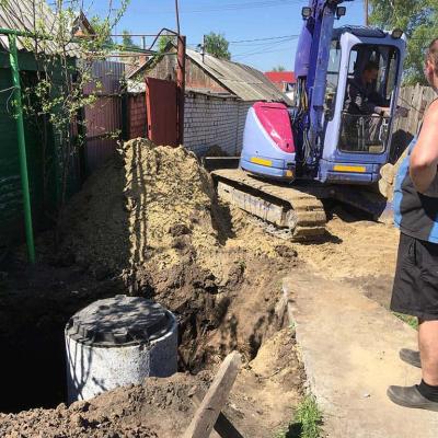 Копка переливного колодца в очень стеснённых условиях.