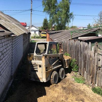 Копка переливного колодца в очень стеснённых условиях.