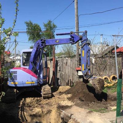 Копка переливного колодца в очень стеснённых условиях.