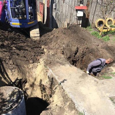 Копка переливного колодца в очень стеснённых условиях.